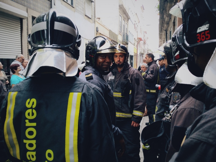 Bombeiros na Rua do Pinheiro, Porto, a 12 de Setembro de 2014.