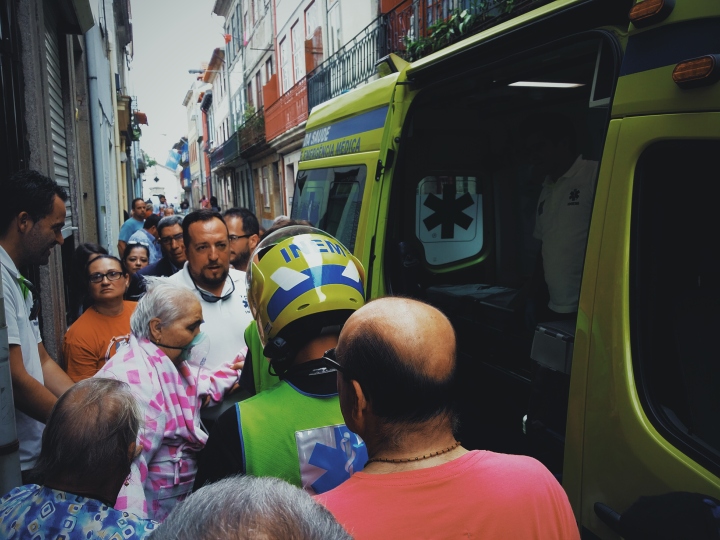 Moradora na Rua do Pinheiro transportada para o hospital por inalação de fumo.